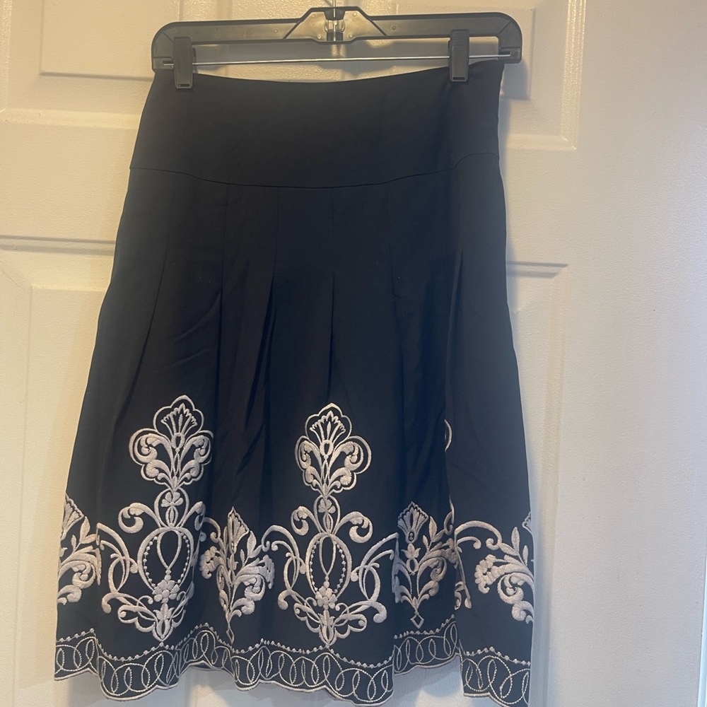 Black and White Knee-Length A-Line Skirt with Pleated Embellishments